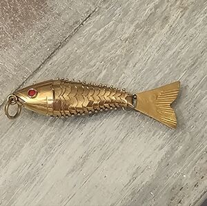8k gold articulate gold fish pendant